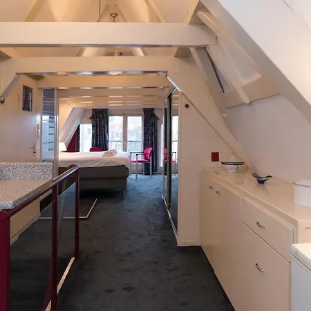 Double Floor Canal Estate Guest house *